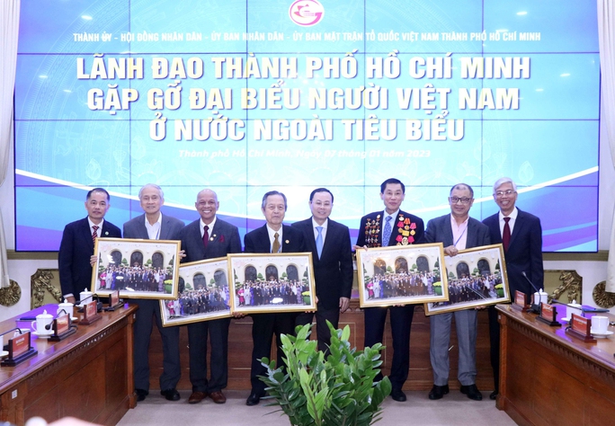 Lãnh đạo TP HCM tặng ảnh lưu niệm cho các đại diện người Việt ở nước ngoài tiêu biểu. Ảnh: Xuân Mai