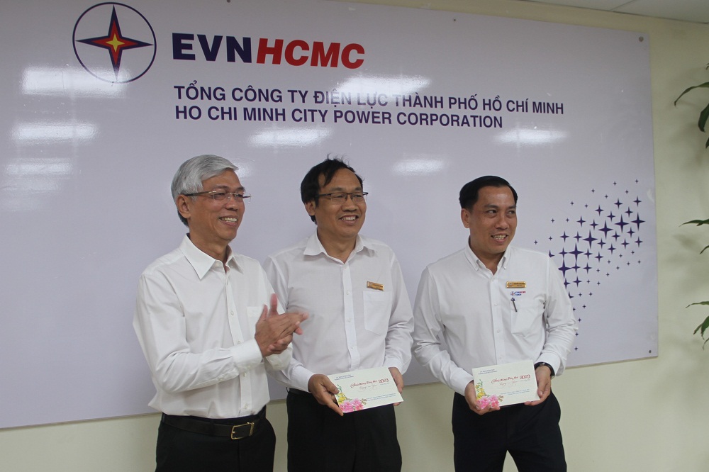 Phó chủ tịch UBND TPHCM Võ Văn Hoan trao quà chúc mừng các đơn vị thuộc EVNHCMC đã hoàn thành tốt nhiệm vụ trực đảm bảo cung cấp điện tết Quý Mão 2023 - Ảnh: EVNHCMC
