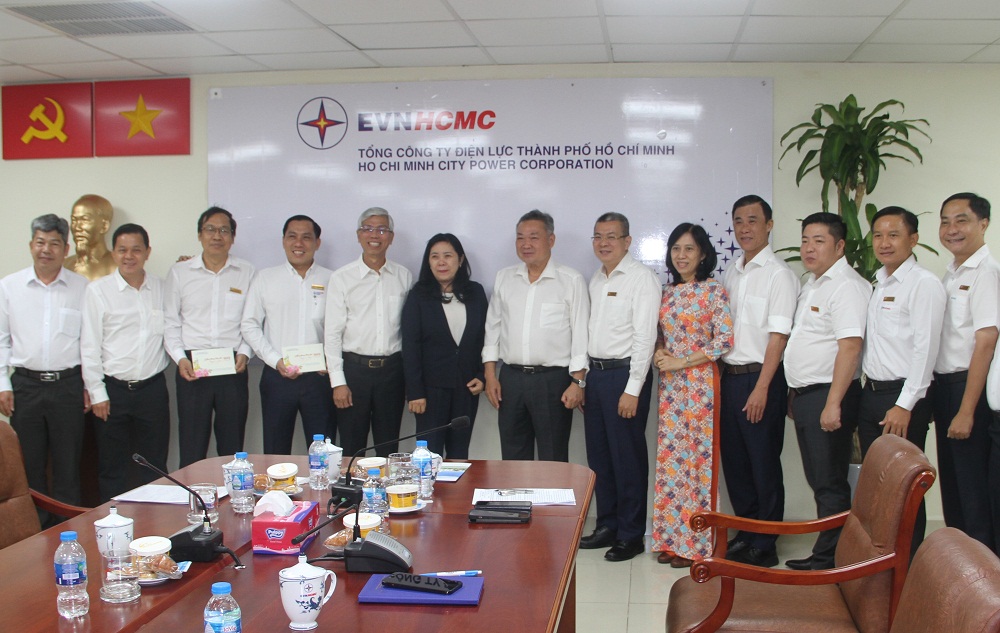 Phó chủ tịch UBND TPHCM Võ Văn Hoan (thứ 5 từ trái qua) chụp hình với ban lãnh đạo EVNHCMC tại buổi làm việc đầu năm Quý Mão 2023 - Ảnh: EVNHCMC