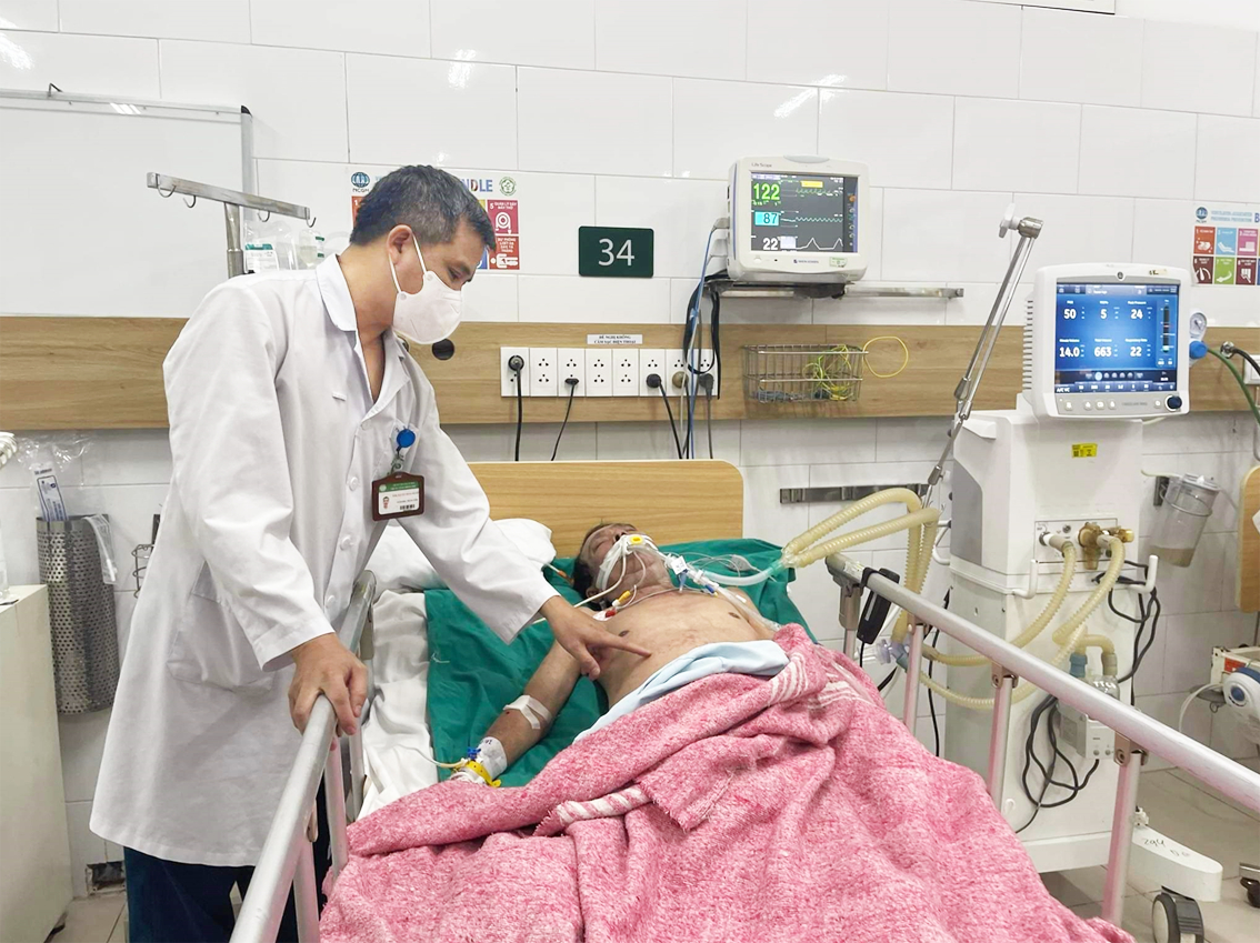 Một bệnh nhân nhập viện cấp cứu vì ngộ độc rượu tại Trung tâm Chống độc (Bệnh viện Bạch Mai) - ẢNH: H.A.