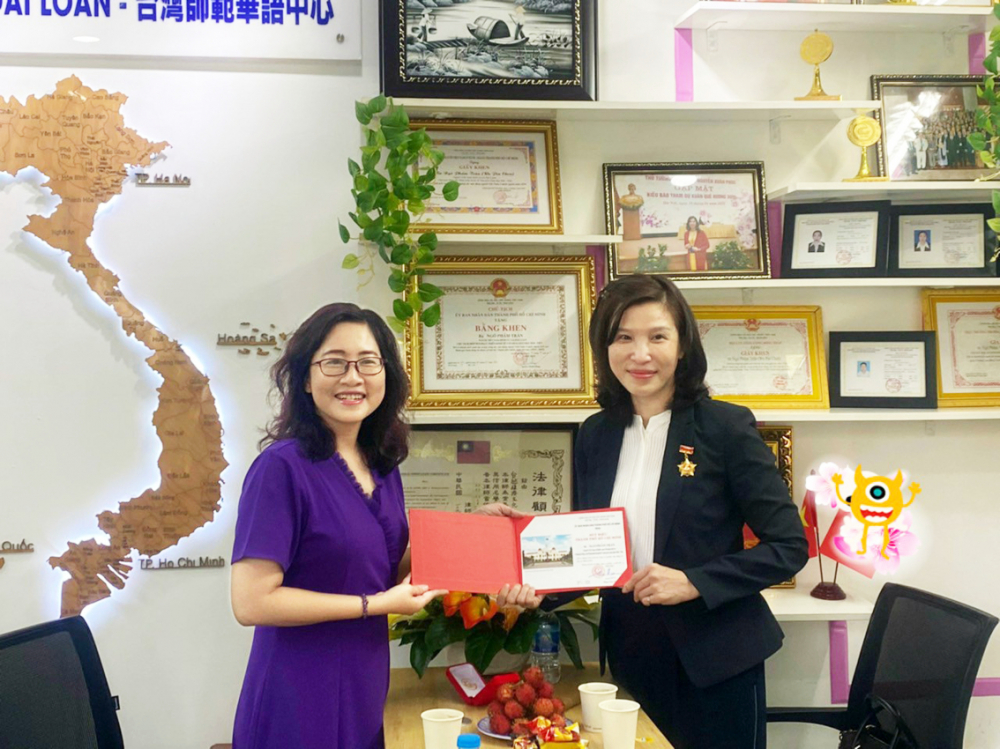 Bà Đinh Thị Phương Thảo (trái) - Phó chủ nhiệu Ủy ban về Người Việt Nam ở nước ngoài TPHCM - trao Huy hiệu TPHCM do UBND thành phố trao tặng cho bà Ngô Phẩm Trân vì có những đóng góp cho sự phát triển của thành phố