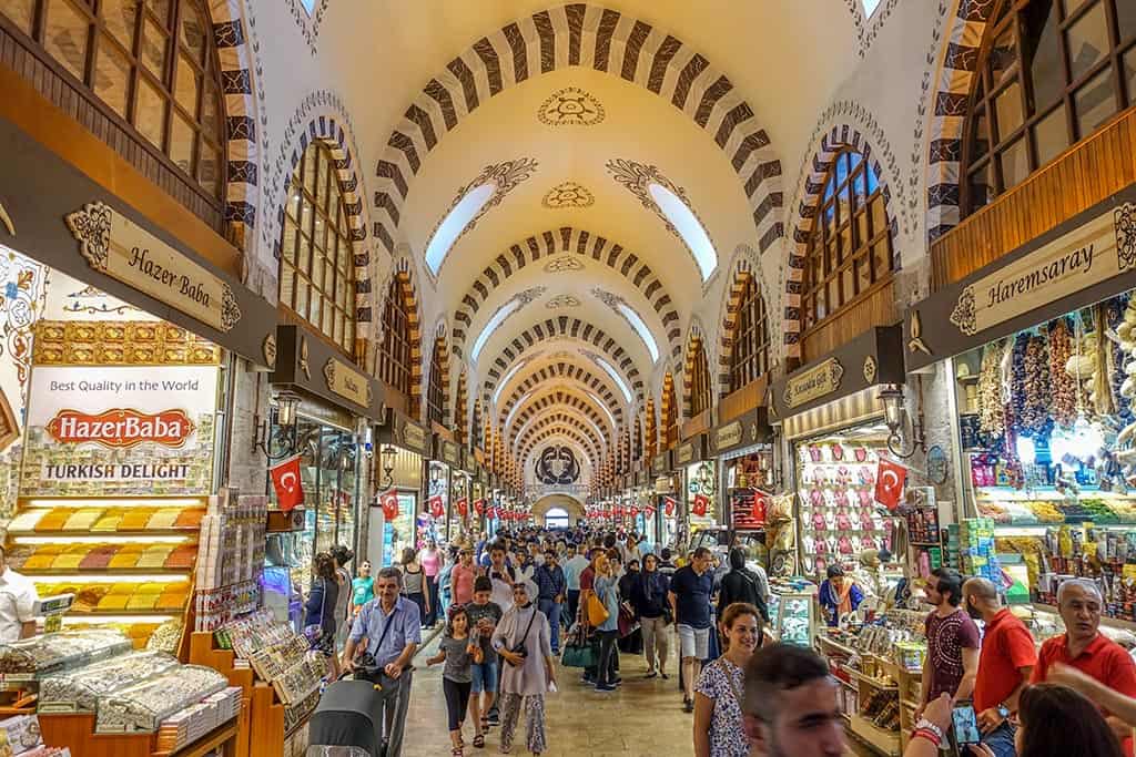 CHỢ AI CẬP, ISTANBUL, THỔ NHĨ KỲ Người dân tham quan và mua sắm Spice Bazaar (Chợ Ai Cập) ở Istanbul, Thổ Nhĩ Kỳ.  Spice Bazaar là một trong những khu chợ lớn nhất trong thành phố.  Nằm trong khu phố Eminönü của quận Fatih, đây là khu phức hợp mua sắm có mái che nổi tiếng nhất sau Grand Bazaar.  tín dụng: istock sử dụng một lần chỉ dành cho Khách du lịch Ảnh: iStock  Đây là một thị trường thực phẩm để mua sắm hơn là ăn uống. Mua chai dầu ô liu (Komili được coi là thương hiệu tốt nhất), trà hoa, trái cây sấy khô và trứng cá muối Iran được bán trong lọ thủy tinh. Kiểm tra các bao tải hạt và trái cây sấy khô và các kim tự tháp thơm của các loại thảo mộc và gia vị, bao gồm xoài khô, nghệ và hồi, cũng như đống bánh ngọt chảy mật ong.