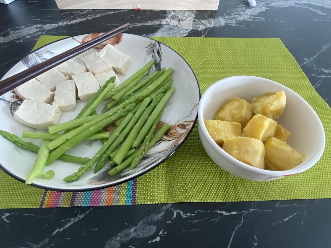 Bữa ăn giảm cân sau sinh của Võ Hạ Trâm chủ yếu là những món ăn chay, không có dầu mỡ và không nêm gia vị.
