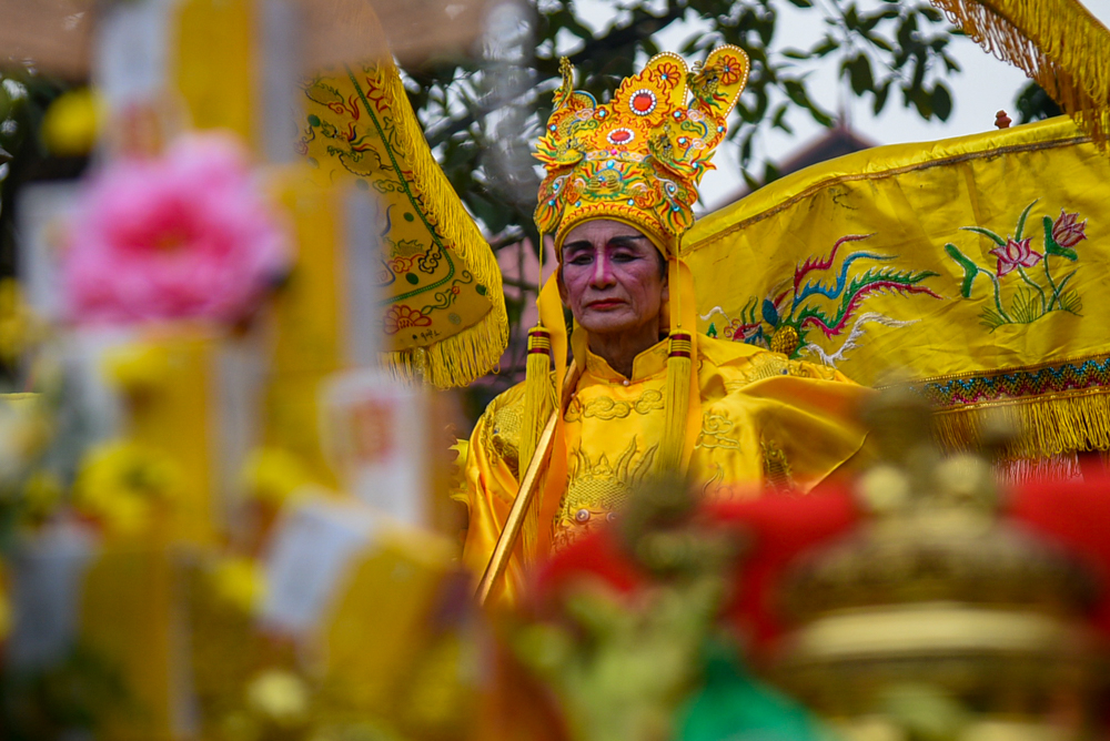 Vụ Nguyễn Quang Vinh (73 tuổi) được chọn đóng giả vai vua với mũ mão, long bào và vẻ mặt nhân từ, phúc hậu.