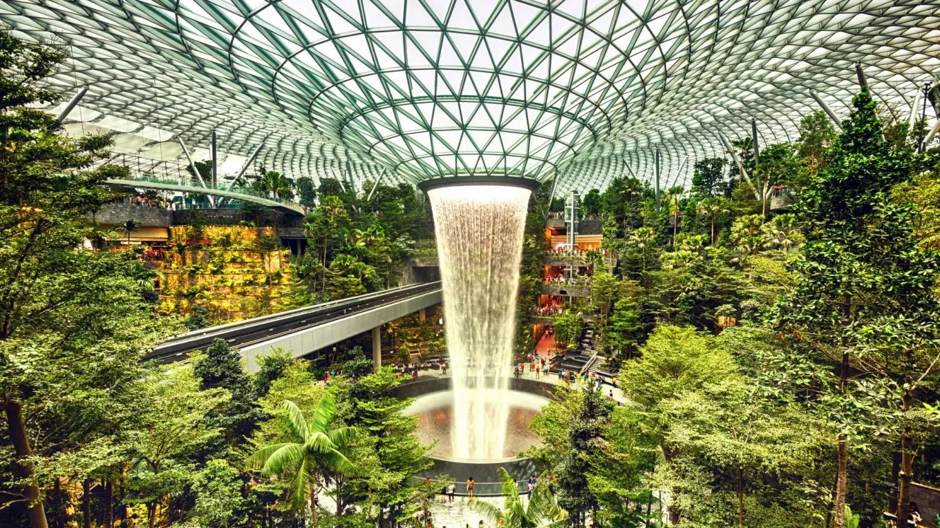 Ưu điểm khi đi du lịch Singapore bằng máy bay: quảng cáo   Tại Singapore, bạn sẽ hạ cánh tại sân bay Changi, một trong những sân bay tốt nhất thế giới. Trên thực tế, sân bay này không giống bất kỳ sân bay thông thường nào, mà nó là một trung tâm mua sắm và khu nghỉ dưỡng theo đúng nghĩa của nó. Bạn chắc chắn sẽ tận hưởng thời gian lang thang quanh đây tại nhiều khu vui chơi giải trí, thác nước trong nhà và khu vườn.