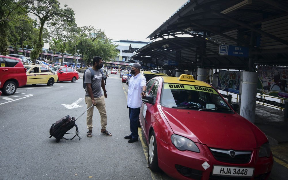 Trên thực tế, di chuyển bằng Taxi thậm chí còn tiện lợi hơn nhiều. Bạn có thể dễ dàng bắt taxi từ Kuala Lumpur đến Johor Bahru, nơi bạn có thể bắt xe đưa đón đến Singapore bằng cách đi qua biên giới. Ở Singapore, phương tiện giao thông công cộng rẻ hơn rất nhiều so với thuê Taxi nhưng nếu bạn có đủ khả năng, hãy thuê một chiếc taxi để đưa bạn đi khắp Singapore.  Chi phí: Khoảng RM 160 đến RM 200  Thời gian di chuyển: 4 đến 5 giờ  Ưu điểm của việc di chuyển bằng Tàu hỏa từ Malaysia bằng Taxi: Di ​​chuyển bằng Taxi có nghĩa là không gặp rắc rối thông thường đối với phương tiện giao thông công cộng.