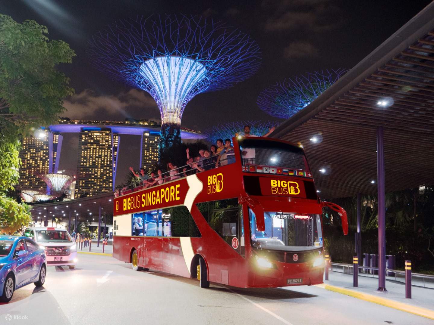 Ưu điểm của việc đi du lịch đến Singapore bằng xe buýt: Đây là phương thức vận chuyển tốt nhất để chọn nếu bạn đi du lịch tiết kiệm. Bạn cảm thấy thoải mái và nếu bạn đi du lịch vào ban đêm, bạn có thể kết thúc phần lớn hành trình của mình trong khi ngủ. Ngoài ra, bạn có thể chọn từ dịch vụ xe buýt rẻ nhất đến dịch vụ tiện nghi và thoải mái nhất.  Nhược điểm của việc đi du lịch đến Singapore bằng xe buýt: Mặc dù đi du lịch đến Singapore bằng xe buýt là cách rẻ nhất nhưng đây cũng là cách sẽ mất rất nhiều thời gian để đưa bạn đến điểm đến của mình. Bạn có chắc về việc ngồi trên xe buýt lâu như vậy không?