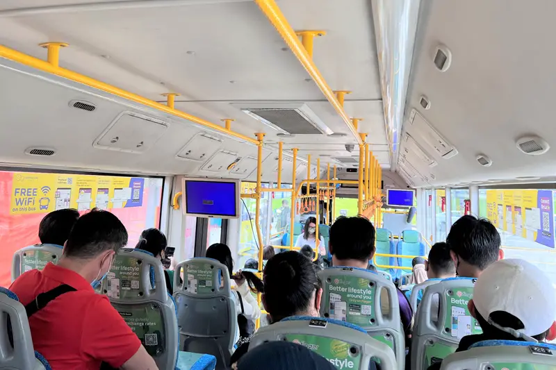 Malaysia đến Singapore bằng xe buýt: Cách rẻ nhất để đi đến Singapore Malaysia đến Singapore bằng xe buýt Malaysia đến Singapore với CW2 bằng xe buýt (Johor đến Singapore) quảng cáo  Cách ưa thích nhất và rẻ nhất để đi từ Malaysia đến Singapore là bằng Xe buýt . Có rất nhiều dịch vụ xe buýt mà bạn có thể lựa chọn để thực hiện hành trình của mình. Những chiếc xe buýt này được trang bị ghế ngồi thoải mái cũng như máy lạnh và nếu bạn may mắn, thậm chí còn có cả TV. Nếu bạn chọn dịch vụ xe buýt sang trọng hơn, bạn cũng có thể nhận Wi-fi, đồ ăn nhẹ, bữa ăn và đồ uống trên Xe buýt!  Một số Công ty dịch vụ xe buýt cung cấp dịch vụ từ Kuala Lumpur đến Singapore là KKKL Express, Transtar Travel, Grassland Express và StartMart Express.  Chi phí: 40 MYR đến 140 MYR  Thời gian di chuyển: 6 tiếng đến 8 tiếng