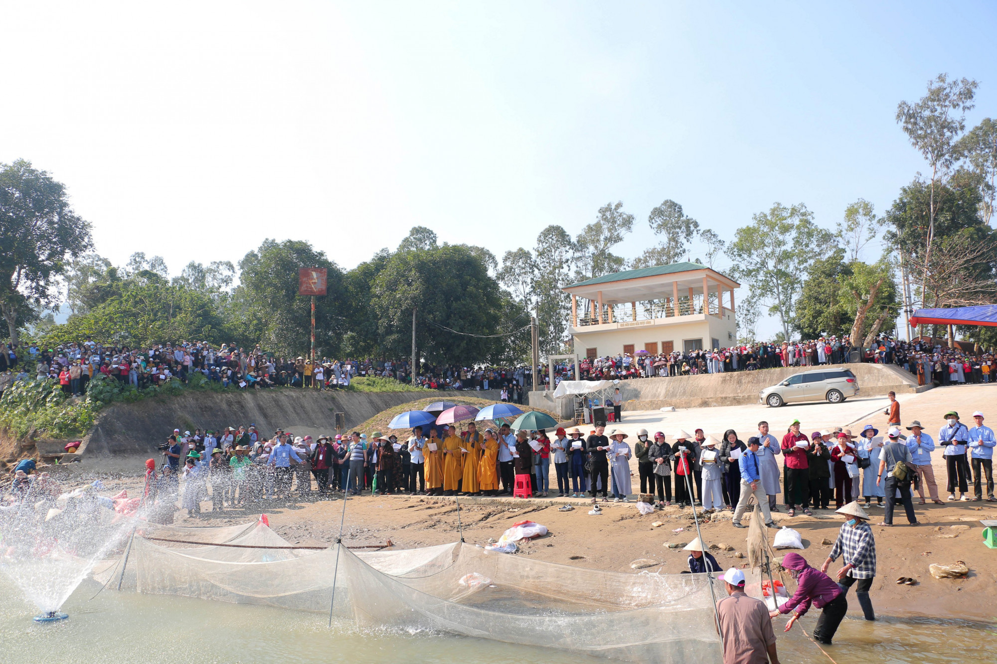 Chiều 1/2, Chùa Viên Quang (xã Nam Thanh, huyện Nam Đàn, Nghệ An) đã phối hợp cùng chính quyền địa phương và khoảng 5.000 chư tăng, phật tử, người dân địa phương tổ chức lễ phóng sinh cá xuống sông Lam - Ảnh: K.Trung