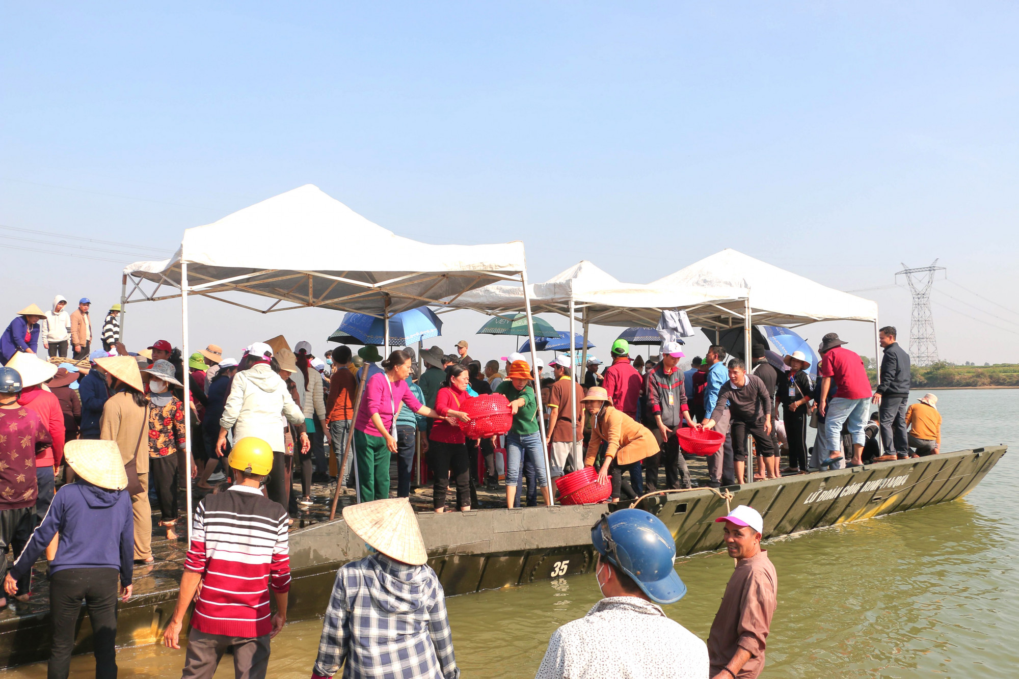 Lữ Đoàn Công binh 414 (Quân khu 4) điều động phương tiện, kết thành đường nổi trên sông để việc thả cá xuống sông Lam được thuận tiện hơn.