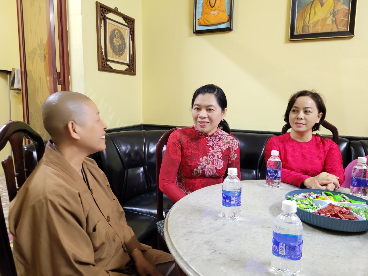 Đoàn do bà Nguyễn Trần Phượng Trân- Chủ tịch Hội LHPN TPHCM dẫn đầu đã đến thăm và chúc mừng nguyên tiêu tại chùa Diệu Pháp, quận 6