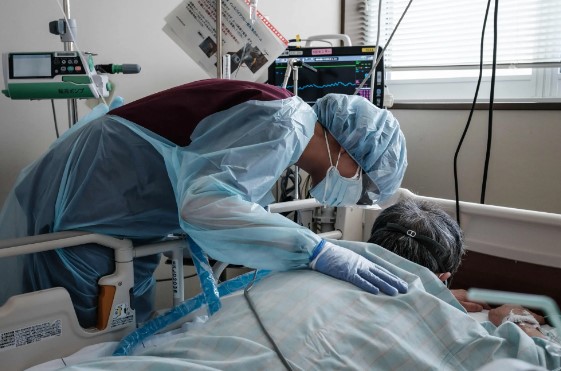 Một nhân viên y tế chăm sóc cho bệnh nhân Covid tại một bệnh viện ở Sapporo trên đảo Hokkaido của Nhật Bản vào năm 2021. Các bệnh viện Covid được chỉ định ở Nhật Bản đã quá tải vào mùa đông năm nay. Ảnh: AFP