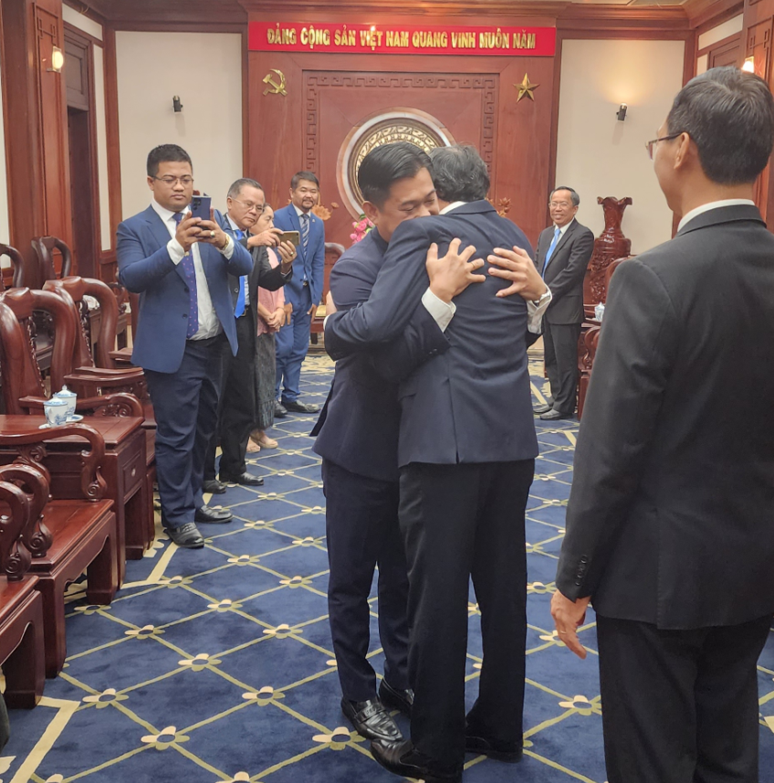 Ông Sok Dareth gửi cái ôm cùng lời chào đến Bí thư Thành ủy Nguyễn Văn Nên trong cuộc gặp từ biệt