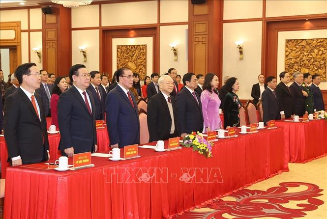 Các đồng chí lãnh đạo và nguyên lãnh đạo Đảng, Nhà nước thực hiện nghi lễ chào cờ