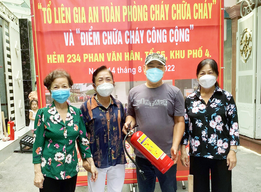 Bà Nguyễn Thị Thiện (bìa trái) ra mắt “Tổ liên gia an toàn phòng cháy, chữa cháy” tại khu phố 4