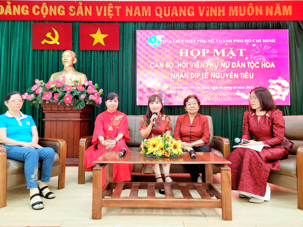 Bà Lý Kim Mai (thứ hai từ phải sang) tại buổi họp mặt hội viên phụ nữ dân tộc Hoa nhân tết Nguyên tiêu