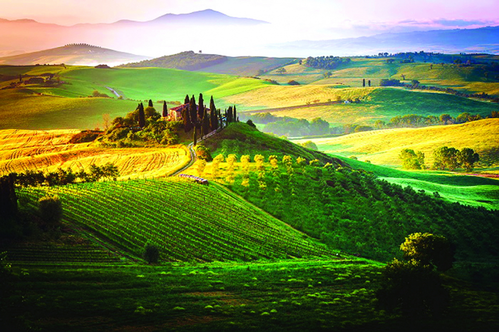 Nước Ý trở nên đẹp lộng lẫy khi vào thu. Tham quan nơi này từ giữa tháng Chín đến tháng Mười ít đông đúc và tiết kiệm hơn (trong ảnh: Vùng Tuscany lãng mạn và thơ mộng. Vào mùa thu, màu xanh của cỏ cây nơi đây sẽ chuyển sang vàng) - ẢNH: INTERNET