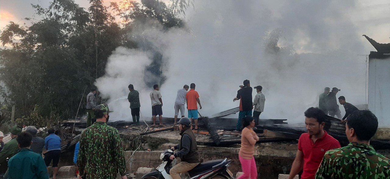 Mặc dù lực lượng chính quyền, biên phòng và người dân đã nỗ lực dập lửa nhưng cũng chỉ cứu được 1 ngôi nhà