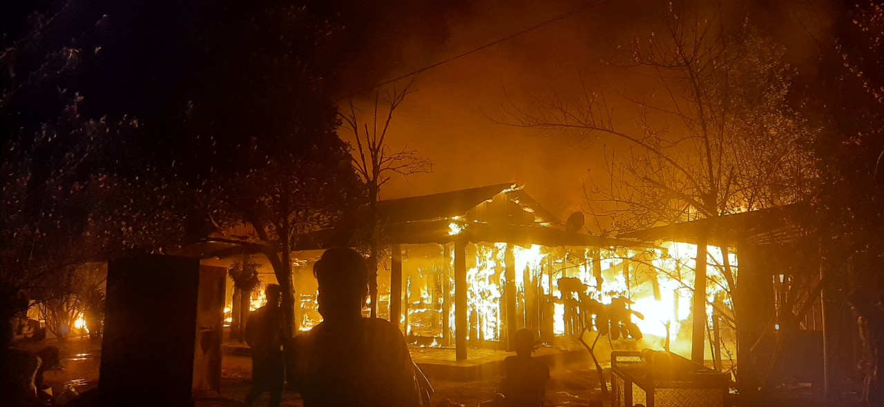 Ngọn lửa từ bếp lửa bén vào củi khô được đặt ở gần đó rồi cháy lan ra những ngôi nhà gần đó khiến 8 ngôi nhà bị thiêu rụi