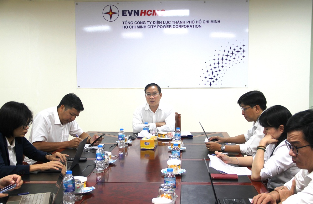 Ông Bùi Trung Kiên - Phó tổng giám đốc EVNHCMC - chủ trì cuộc họp trực tuyến công tác kinh doanh và dịch vụ khách hàng ngày 1/2/2023 - Ảnh: Minh Phong