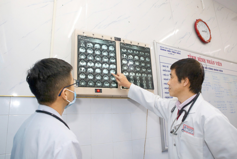 Bác sĩ Trần Phạm Chí kiểm tra hình ảnh chụp gan của một bệnh nhân bị tổn thương do uống rượu quá nhiều