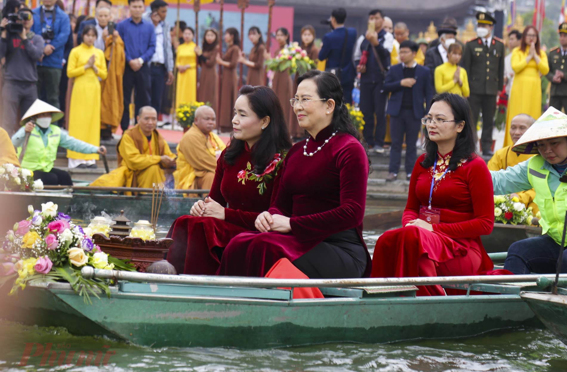 Bà Lê Thị Thủy - Bí thư Tỉnh ủy Hà Nam tham gia lễ rước nước.