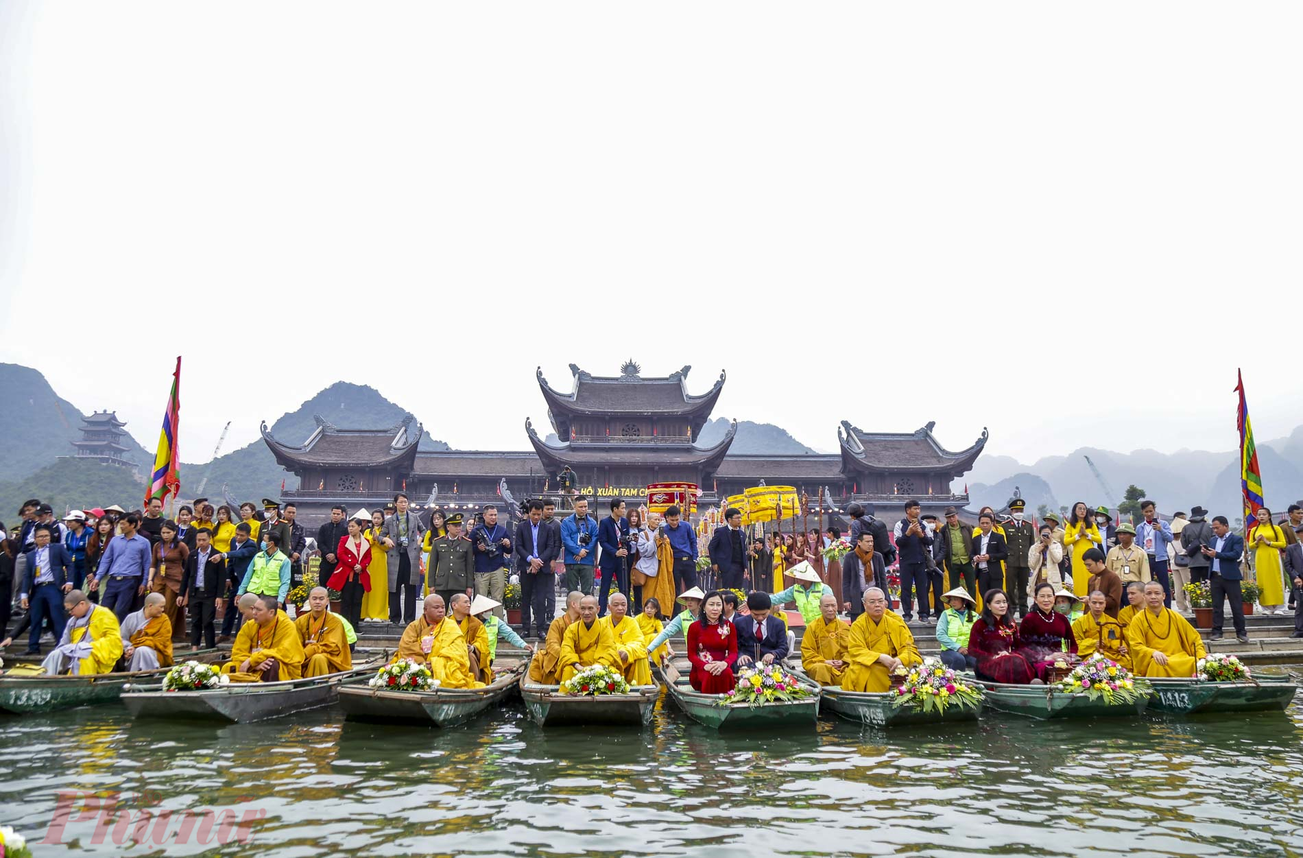 9h30, ngày 2/2, chùa Tam Chúc (thị trấn Ba Sao, huyện Kim Bảng, Hà Nam) tổ chức nghi lễ rước nước linh thiêng khai màn lễ hội. Đoàn rước gồm vài chục thuyền, trong đó có hai thuyền rồng đi đầu tiến thẳng tới vị trí cắm cây nêu giữa hồ, gần đình Tam Chúc cổ.