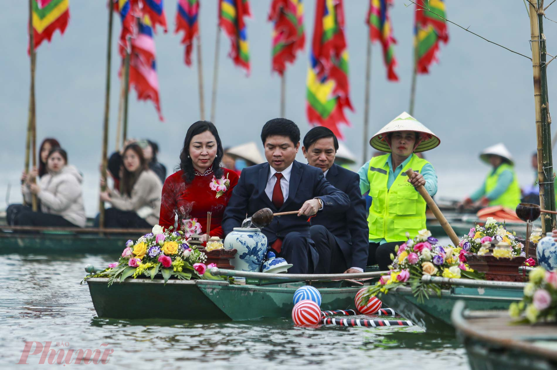 Ông Trương Quốc Huy, Chủ tịch UBND tỉnh Hà Nam cùng lãnh đạo tỉnh Hà Nam mang nước từ hồ Tam Chúc lên chùa Ngọc. Nước được lấy ở nơi sâu nhất trong lòng hồ và là nguồn nước sạch nhất.