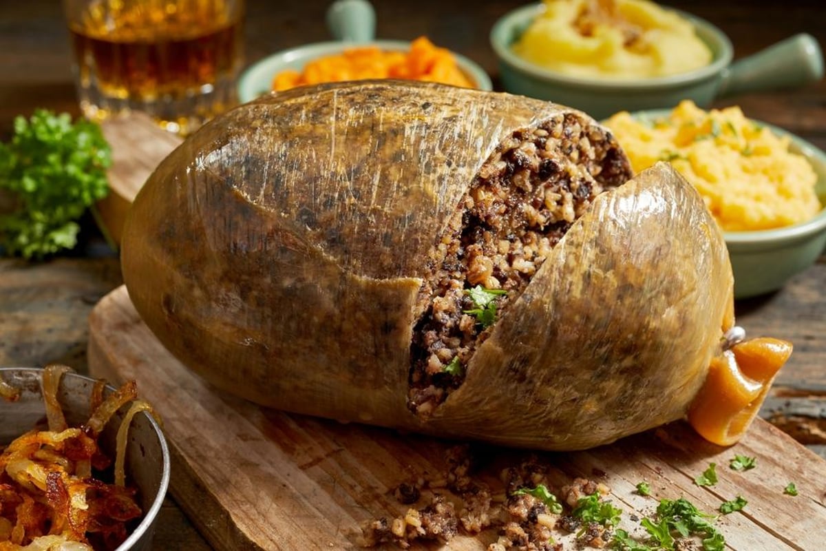 haggis Món ăn khét tiếng nhất của Scotland về cơ bản là kết quả của việc trộn mọi thứ vào hỗn hợp. Tim, gan và phổi cừu được kết hợp với hành tây xắt nhỏ, rau thơm, gia vị, bột yến mạch và nước dùng. Hầu hết các yếu tố boak đến từ việc biết về cơ bản nó là bánh pudding trong lòng, nhưng hương vị có xu hướng hơi cay, hơi đất và khá khô, với yến mạch chảy ra nhiều hơn thịt.