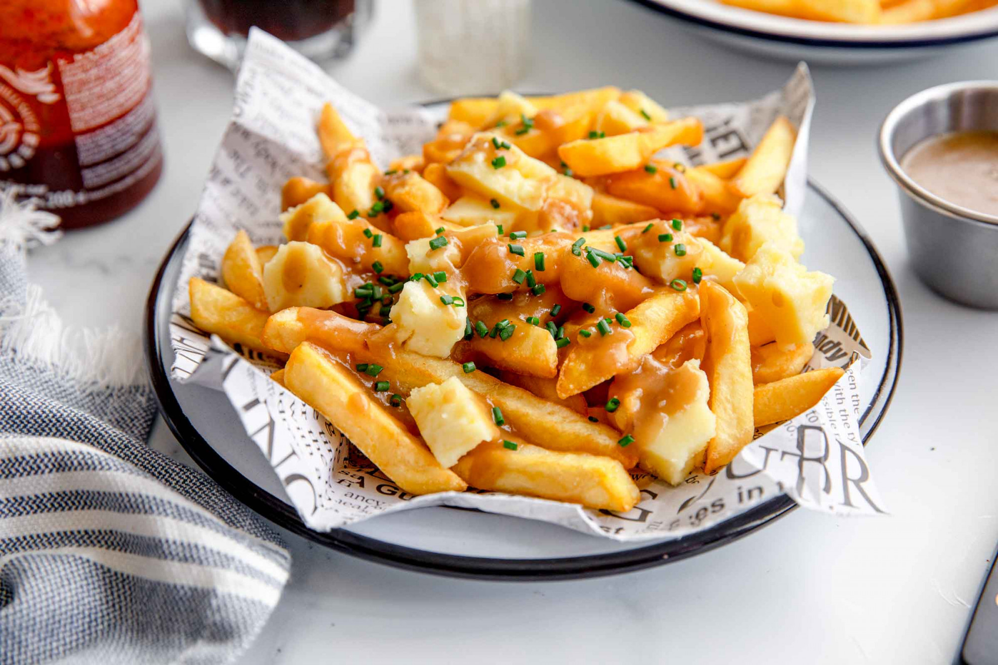 Món Poutine của người Canada có nguyên liệu chính là khoai tây được chiên theo kiểu Pháp và kết hợp cùng 1 vài loại gia vị đặc biệt và nước sốt gravy được làm từ thịt bò, bột mì, bột ngô, gia vị… Không chỉ vậy, người Canada còn hấp dẫn nhờ có thêm các topping khác như  thịt bò hầm mềm, thịt lợn BBQ, thịt hun khói, thịt lợn muối, kem chua, hành tây và nấm xào thơm, các loại rau… 