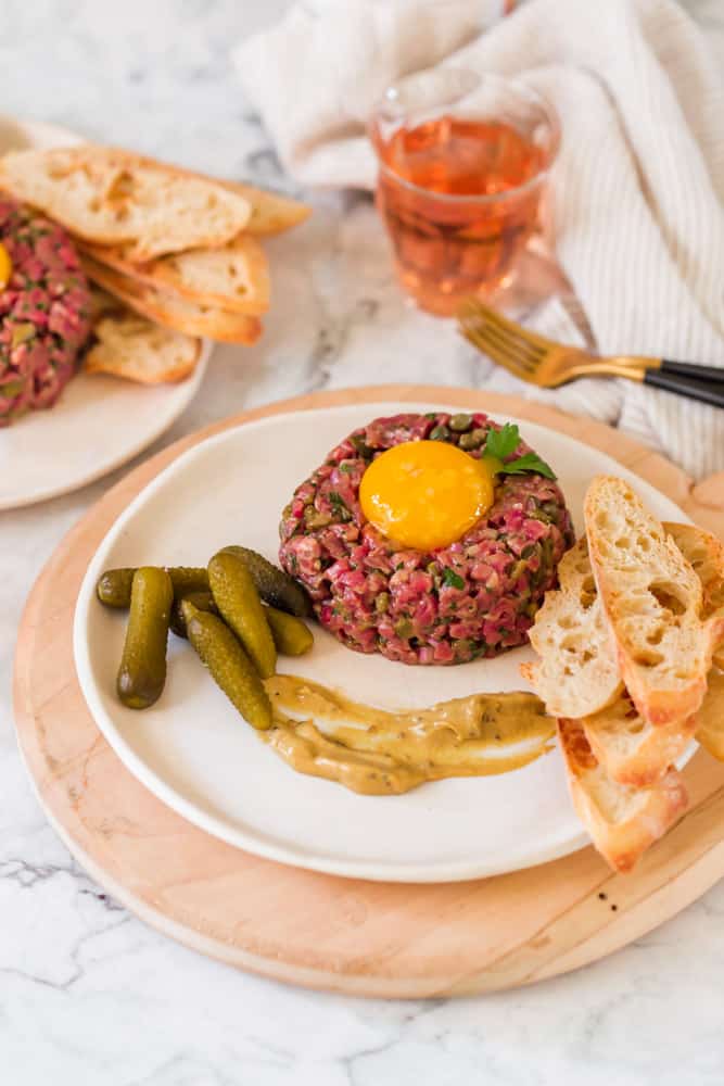 Bít tết tartare Ngồi xuống, thưởng thức một miếng bít tết ngon, sau đó bị bắt bởi phần bánh tartare là một nghi thức đối với bất kỳ ai đi du lịch ở Pháp. Đó là thịt xay sống - đôi khi là thịt ngựa chứ không phải thịt bò - và thường đi kèm với lòng đỏ trứng sống bên trên chỉ để tăng thêm mức độ sợ hãi. Bất cứ ai hoàn toàn tin tưởng vào dạ dày của mình sau khi ăn một quả đều rất táo bạo.