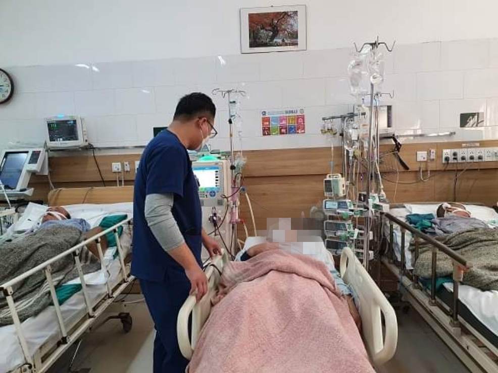 Một bệnh nhân ngộ độc rượu cồn methanol tại Trung tâm chống độc, Bệnh viện Bạch Mai