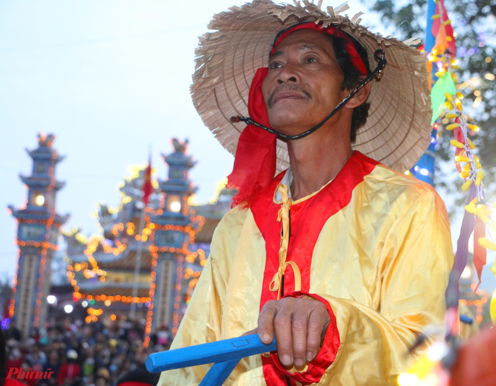 Đặc biệt ở phần hội phần hội là phần được đông đảo người dân chờ đón với nhiều màn biểu diễn diễn tái hiện sinh hoạt văn hóa của ngư dân vùng biển, diễn tả những cảnh hoạt động nghề biển trên cạn, dưới nước, cùng hội đua trên phá Tam Giang. 