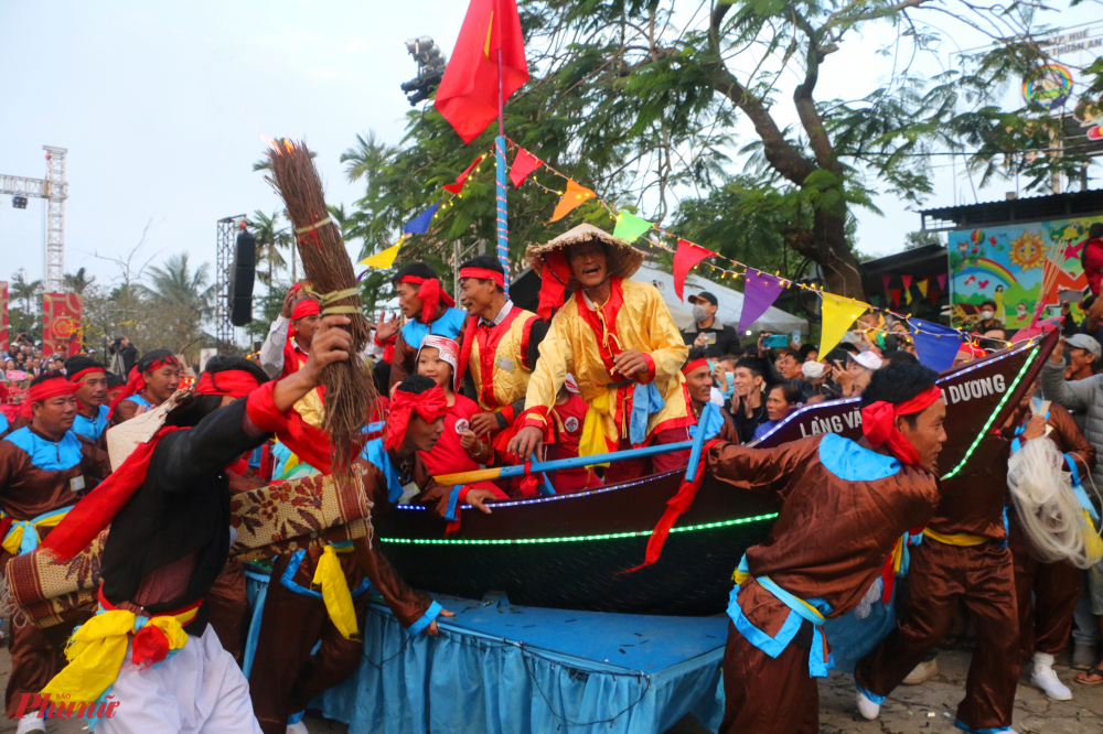 Tiếp đến, một số “cá” được gánh trong trạc đưa ra bờ biển để rửa nước muối, một số khác được gánh ra chợ bán. Các bà buôn “cá” đến trả giá, mặc cả ồn ào như buổi bán cá thực sự. Đó là nghi thức làm trò ruỗi bộ (bán cá trên đường). Các chủ thuyền bán “cá” xong kéo nhau vào một địa điểm (có thể là sân chùa hoặc miếu thờ cạnh đình) để chia tiền kết thúc phần hội trên cạn