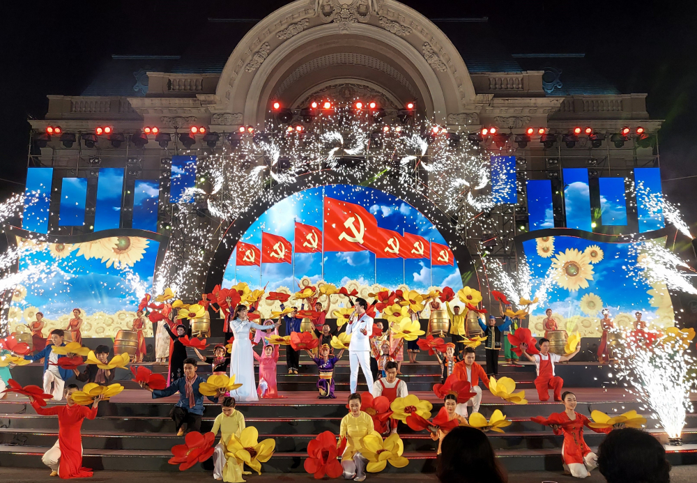 Ca sĩ Duyên Huyền và Đào Mác thể hiện ca khúc Tự hào Đảng quang vinh mở đầu chương trình nghệ thuật kỷ niệm 93 năm thành lập Đảng.