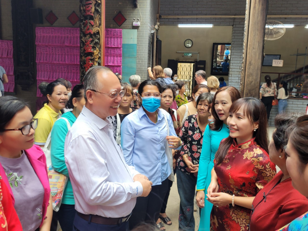 Đoàn cán bộ Hội và hội viên phụ nữ Hoa tham quan hội quán Tuệ Thành, quận 5