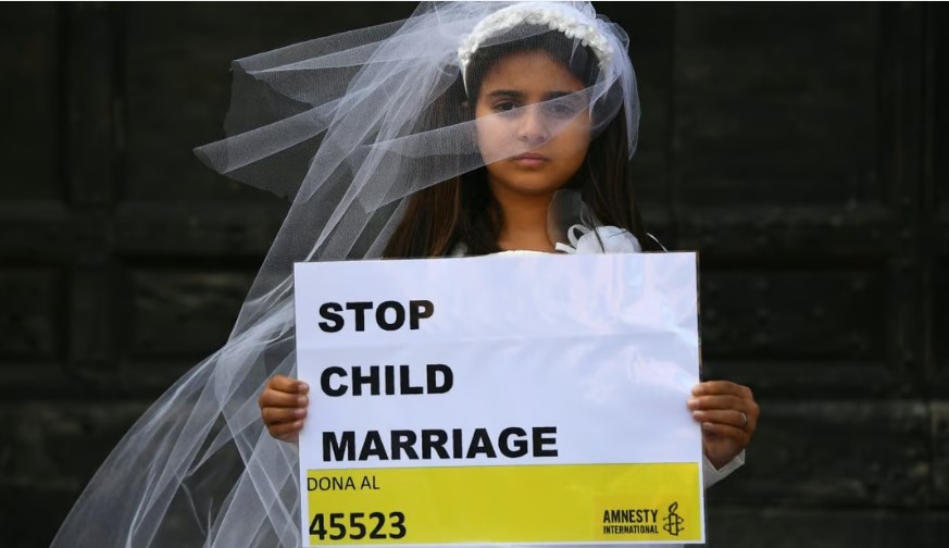 ữ diễn viên trẻ vào vai cô dâu kém tuổi trong sự kiện do Tổ chức Ân xá Quốc tế tổ chức. Ảnh: AFP