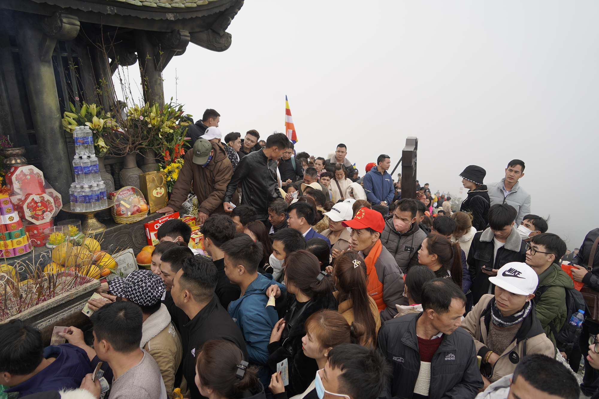 Rất đông người đi chùa Đồng, Yên Tử trong ngày mùng Mười tháng Giêng - Ảnh: Phạm Công