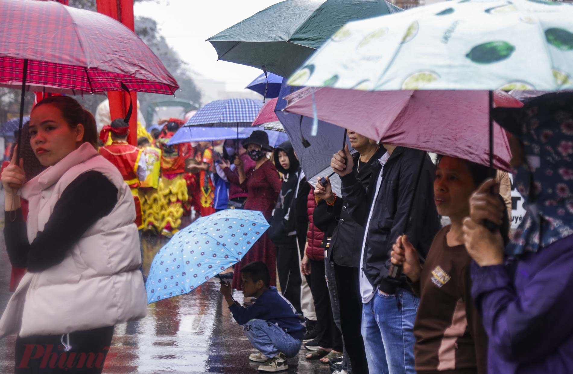 Bất chấp mưa gió, hàng ngàn người dân và du khách khắp nơi đã đội mưa rét xếp hàng trên đường để xem lễ rước.