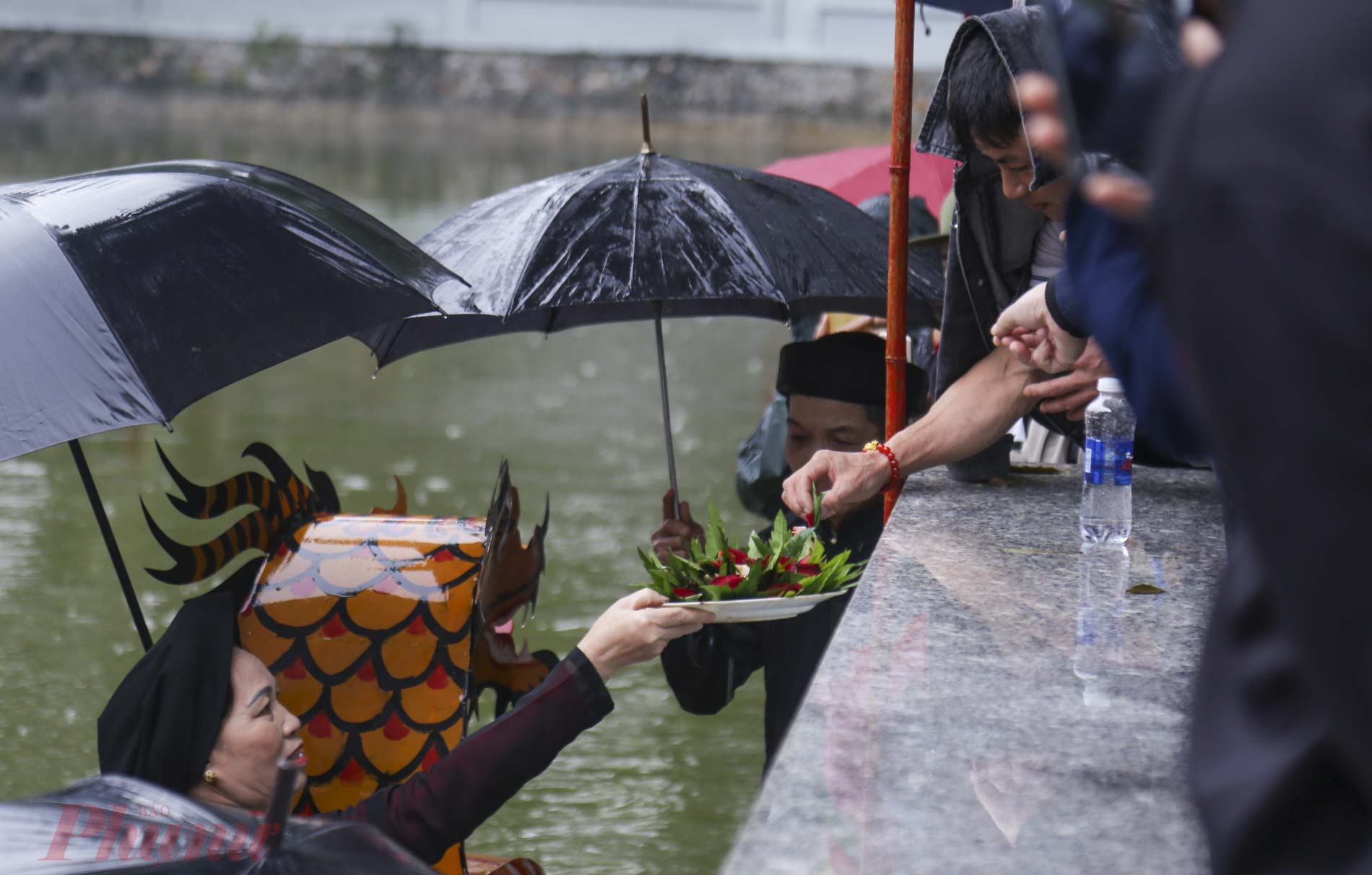 9.Dù mưa gió, các liền anh liền chị trong bộ áo mớ bảy mớ ba, nón ba tầm, quai thao, dải yếm lụa sồi, những ô lục soạn, khăn đóng, áo cặp the hoa gấm vừa chèo thuyền vừa cất tiếng hát quan họ xao xuyến lòng người, mời mọi người đến xem những miếng trầu têm cánh phượng để lấy lộc đầu năm.