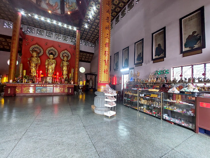 Ngoài vẻ đẹp của thiên nhiên, kiến trúc, nơi đây còn thu hút du khách bởi 3 bức tượng Phật, được làm bằng gỗ trầm hương cao 4m quý hiếm. Địa chỉ 31c Khe Sanh, phường 10, thành phố Đà Lạt, Lâm Đồng.