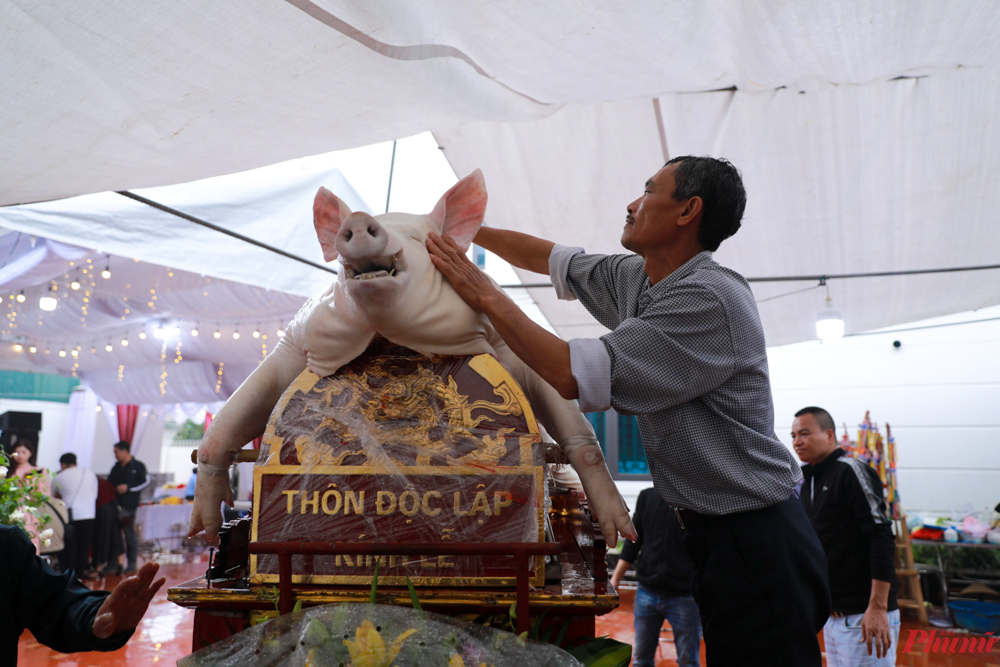 Vào 13 tháng Giêng hàng năm, theo phong tục truyền thống, người dân làng La Phù làm lễ rước 'ông lợn' ra đình làng để dâng tế thành hoàng làng.  