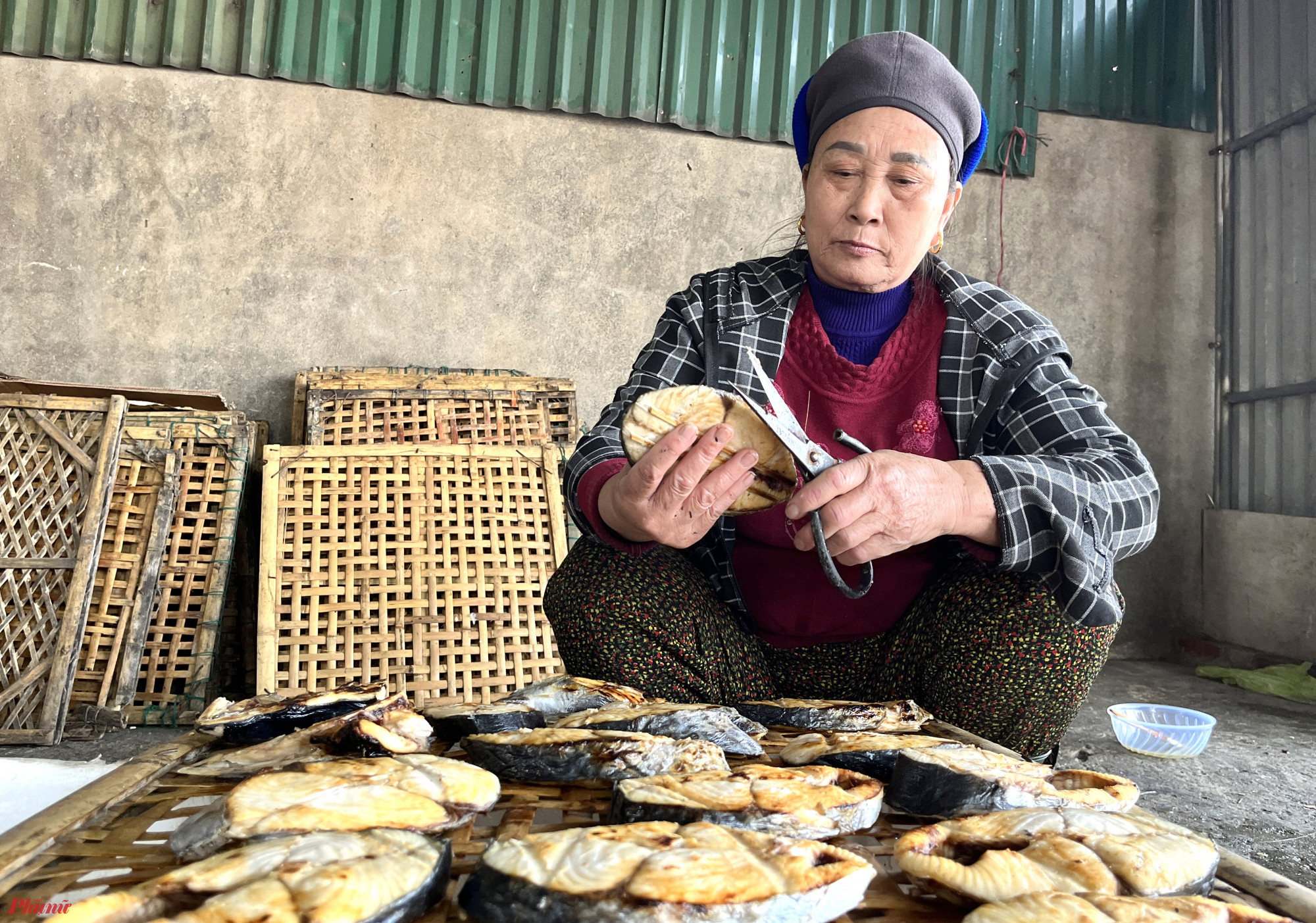 Bà Nguyễn Thị Lan (70 tuổi, trú phường Nghi Thủy) cho biết, sau tết, cơ sở nướng cá của bà vẫn duy trì 8 người làm việc. Trung bình, mỗi ngày cơ sở của bà nướng gần nửa tấn cá, bỏ mối cho các khách hàng quen ở các địa phương trong tỉnh.