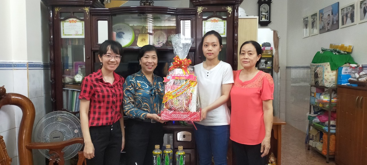 Bà Nguyễn Thị Thiên Nga - Chủ tịch Hội LHPN quận 8 cũng đến nhà riêng để thăm hỏi, tặng quà, động viên Thảo và gia đình trước ngày em lên đường