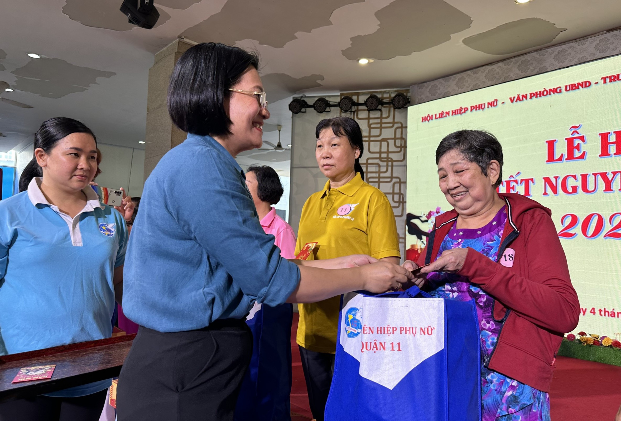 Chị Đoàn Thị Thanh Thủy - Chủ tịch Hội LHPN quận 11 tặng quà cho cán bộ, hội viên phụ nữ 