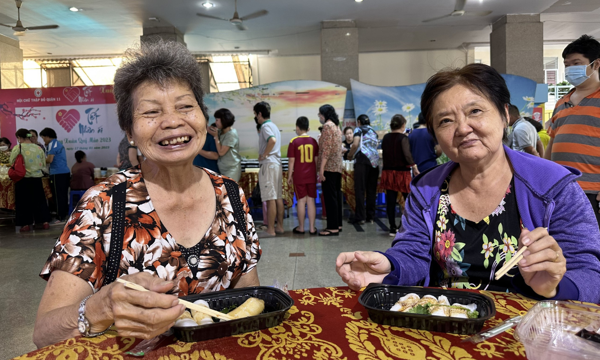 Nhiều dì, chị phụ nữ dân tộc Hoa có dịp gặp gỡ, thăm hỏi nhau nhân dịp tết Nguyên tiêu