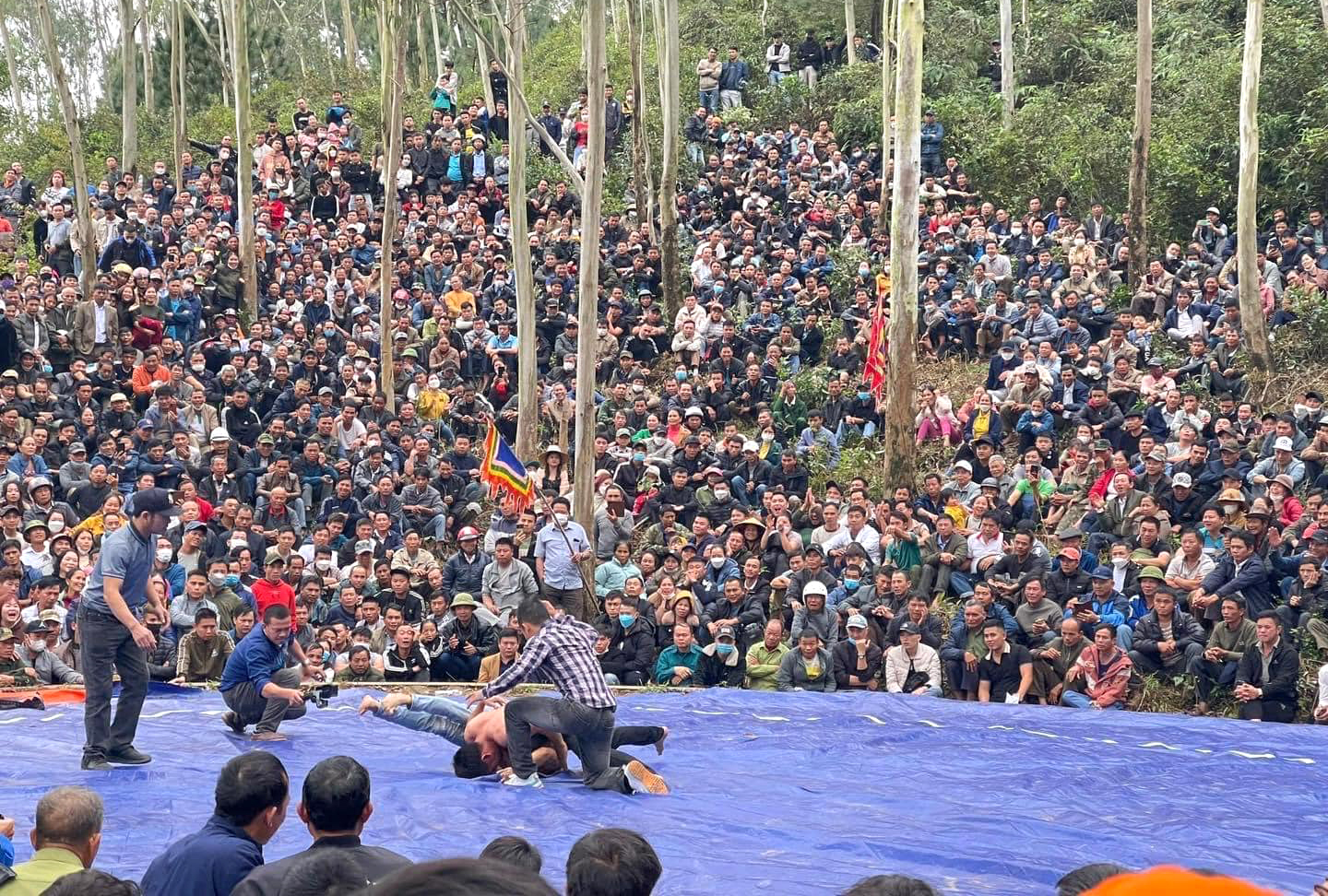 Nhiều hoạt động thể thao tại lễ hội Đền Vua Mai thu hút đông đảo người dân tới xem - Ảnh: Khánh Trung