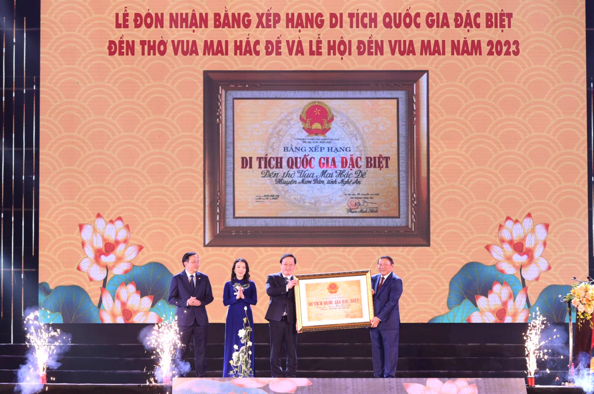 Bộ trưởng Bộ Văn hoá - Thể thao và Du lịch Nguyễn Văn Hùng đã trao Bằng xếp hạng di tích Quốc gia đặc biệt Đền thờ Vua Mai Hắc Đế đến lãnh đạo tỉnh Nghệ An - Ảnh: Khánh Trung
