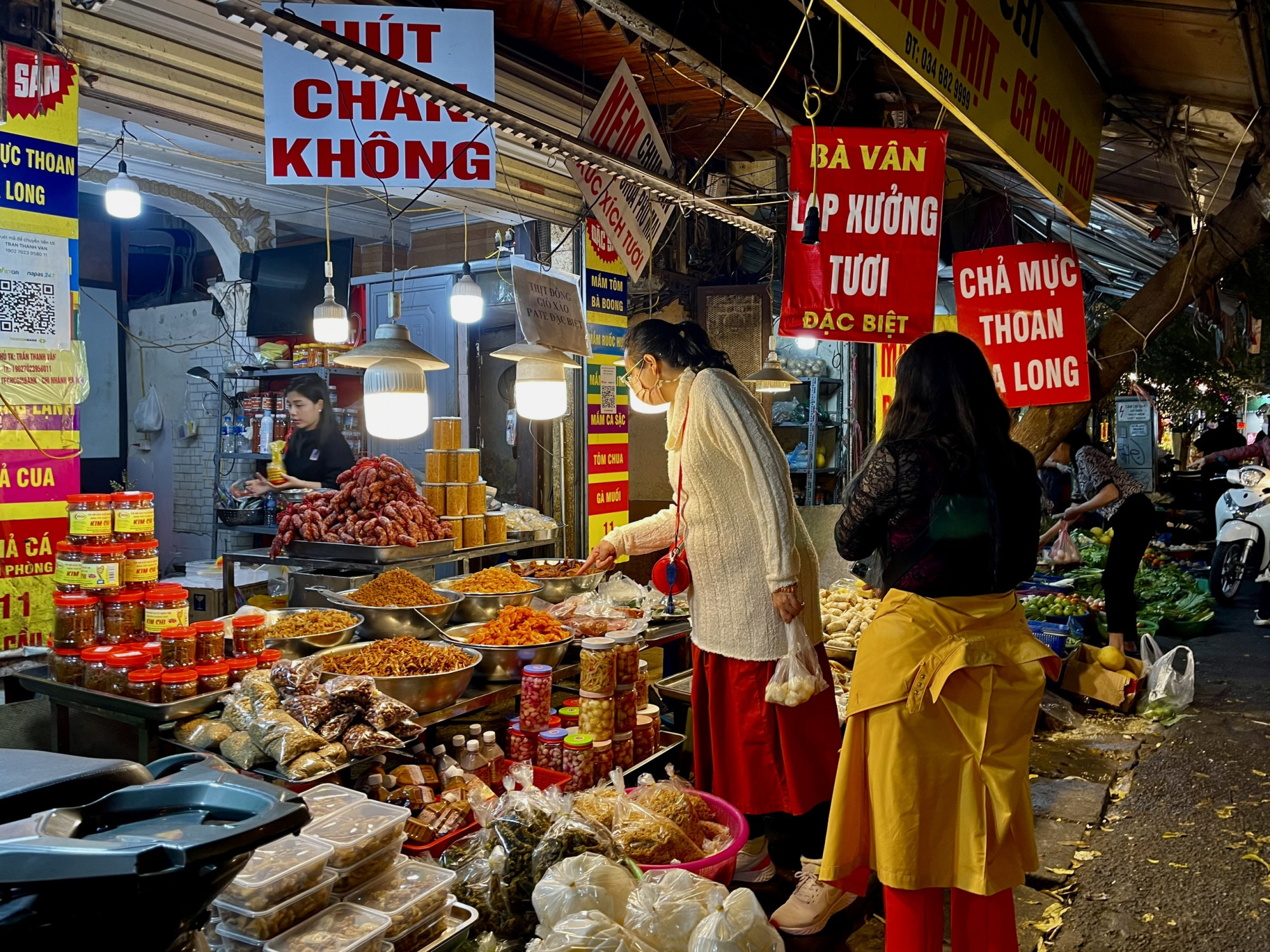 Các món ăn ở chợ Hàng Bè mang đậm hương vị và văn hóa của người Hà Nội. Bên cạnh đó, cuộc sống ngày càng bận rộn, sự tiện lợi từ các món ăn chế biến sẵn trong mâm cỗ ngày Rằm cũng là 'trợ thủ đắc lực cho những người nội trợ.