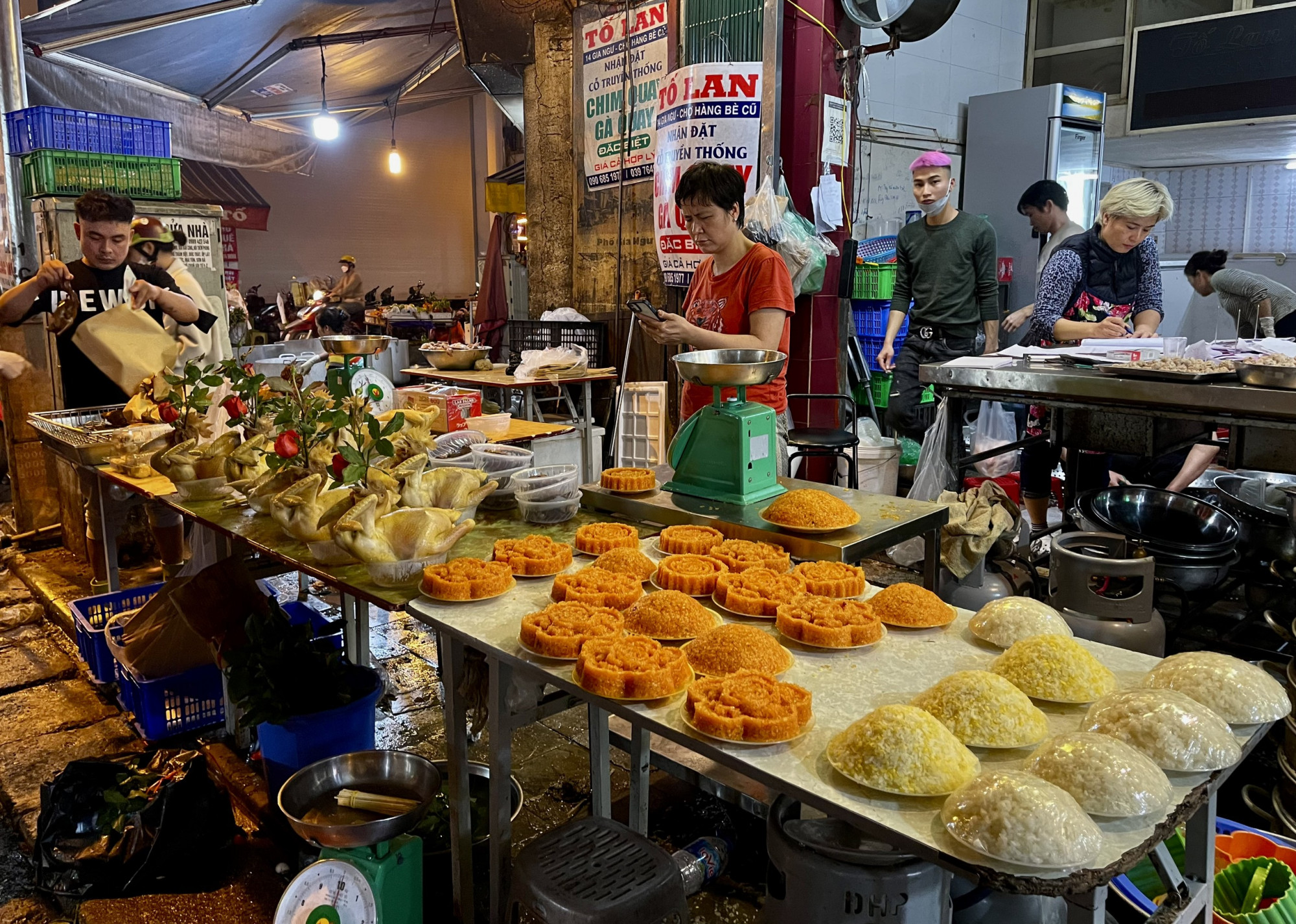 4.Chợ Hàng Bè được xem là nơi bán đồ ăn chế biến sẵn chất lượng nhất nhì Hà Nội. 